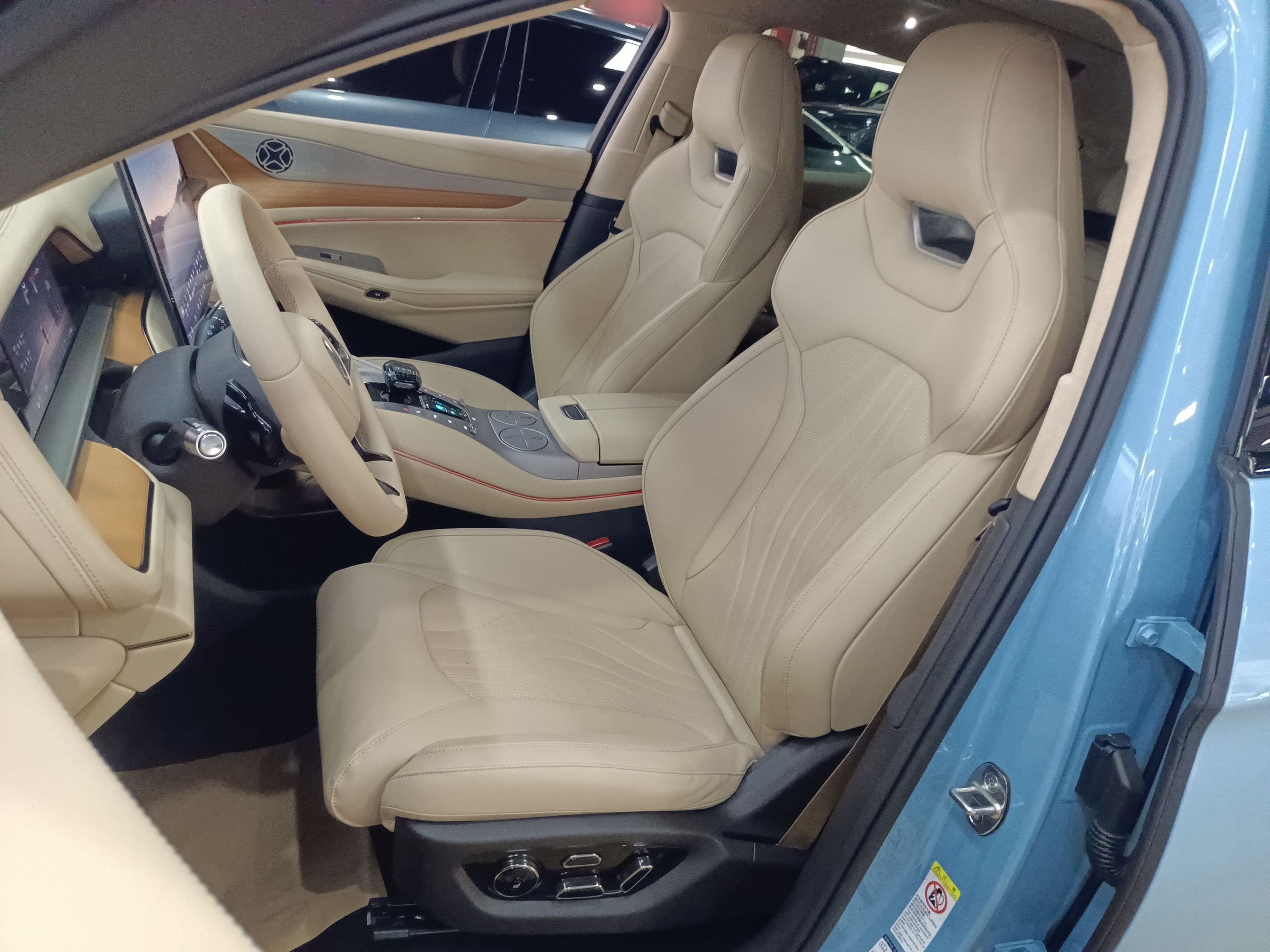 المقاعد الأمامية داخل السيارة