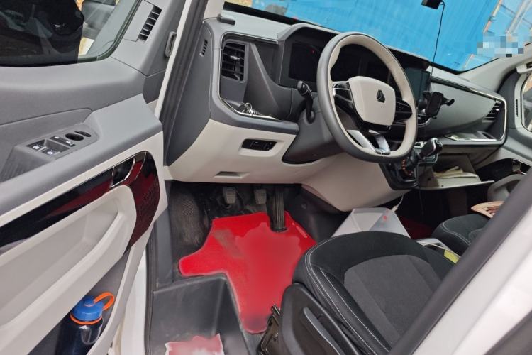 Used Sinotruk Pioneer V 2024 Multi-Function Edition 2.0T Manual Mid-Roof with Central Axle
