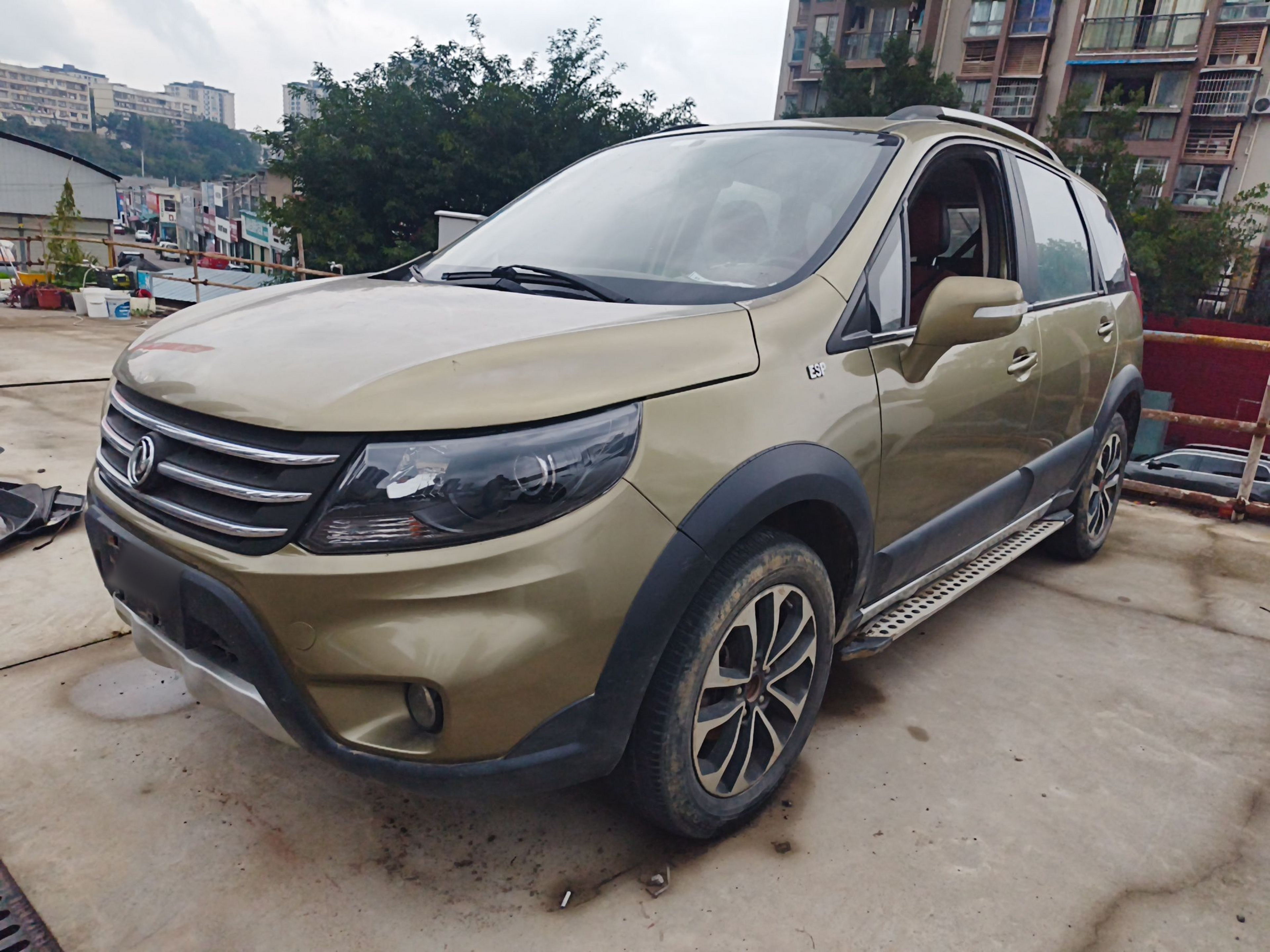 Под передней частью автомобиля