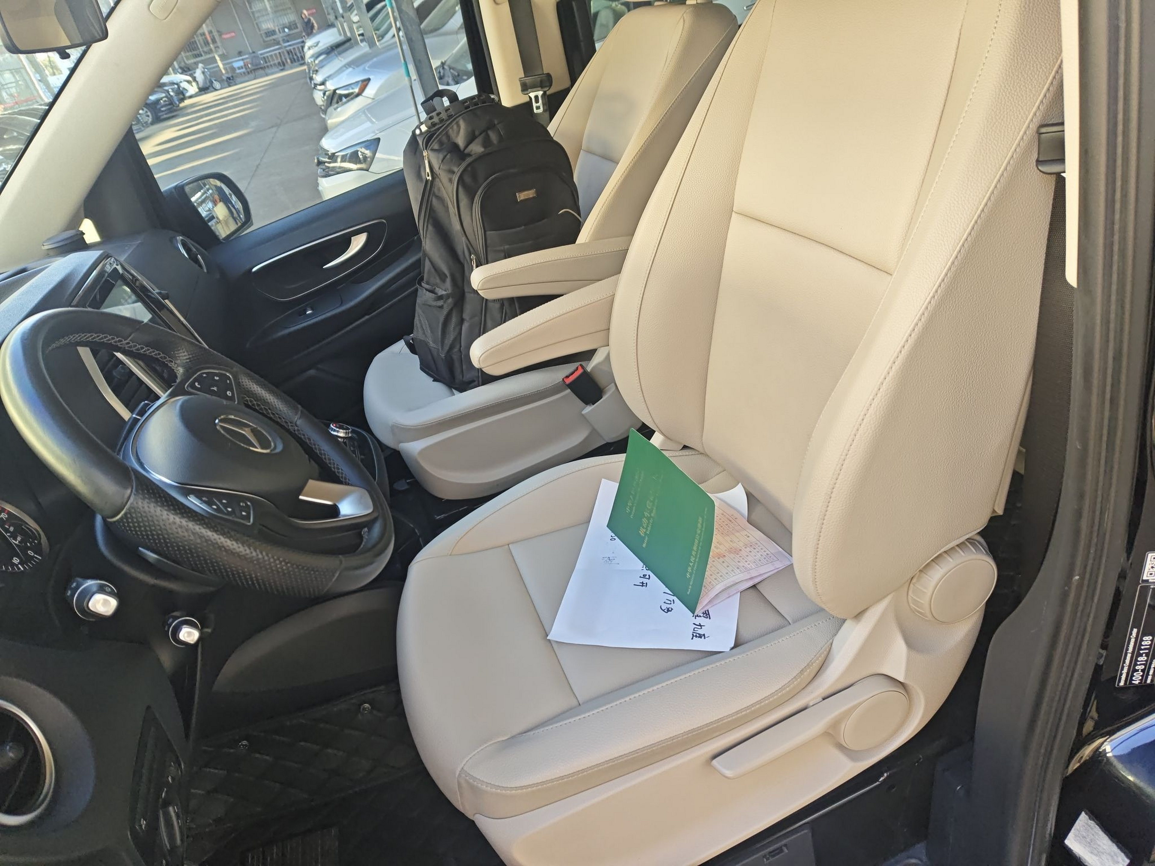 المقاعد الأمامية داخل السيارة