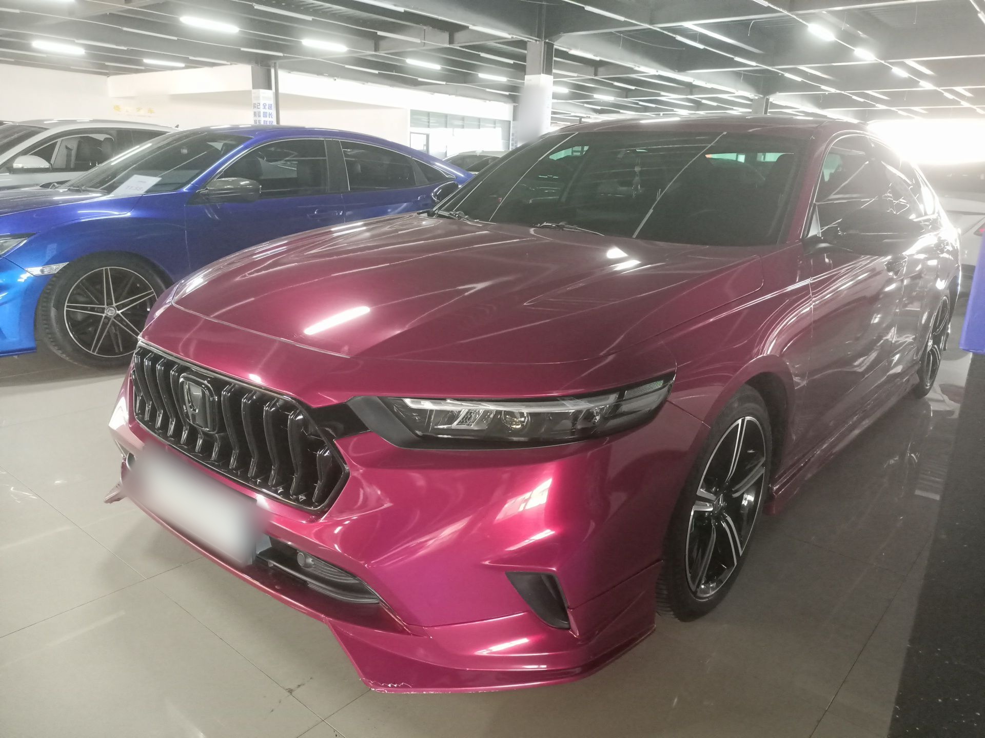 تحت مقدمة السيارة