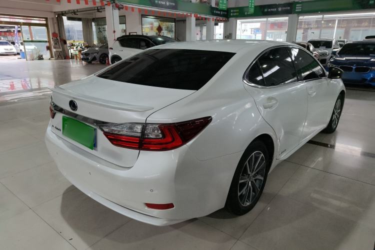 Used Lexus ES 2015 300h Luxury Edition Rear Right 45 Deg