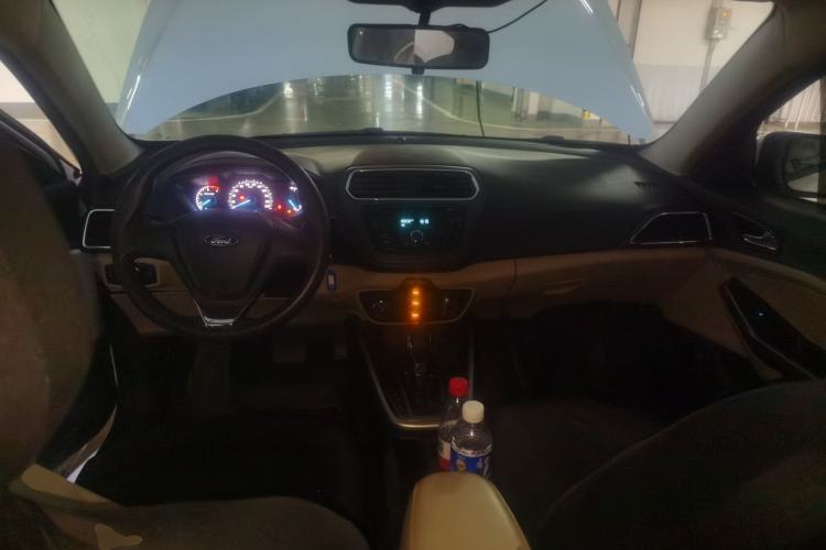 Used Ford Escort 2015 1.5L Automatic Comfort Edition Center Console