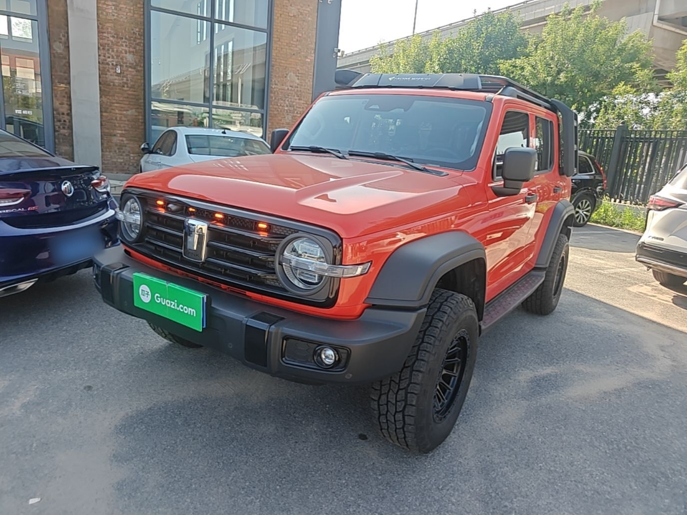 Под передней частью автомобиля