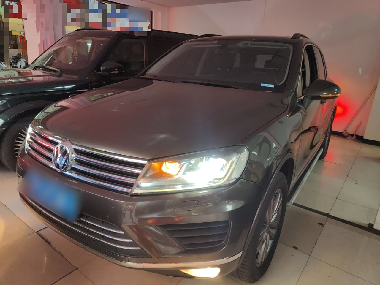 تحت مقدمة السيارة