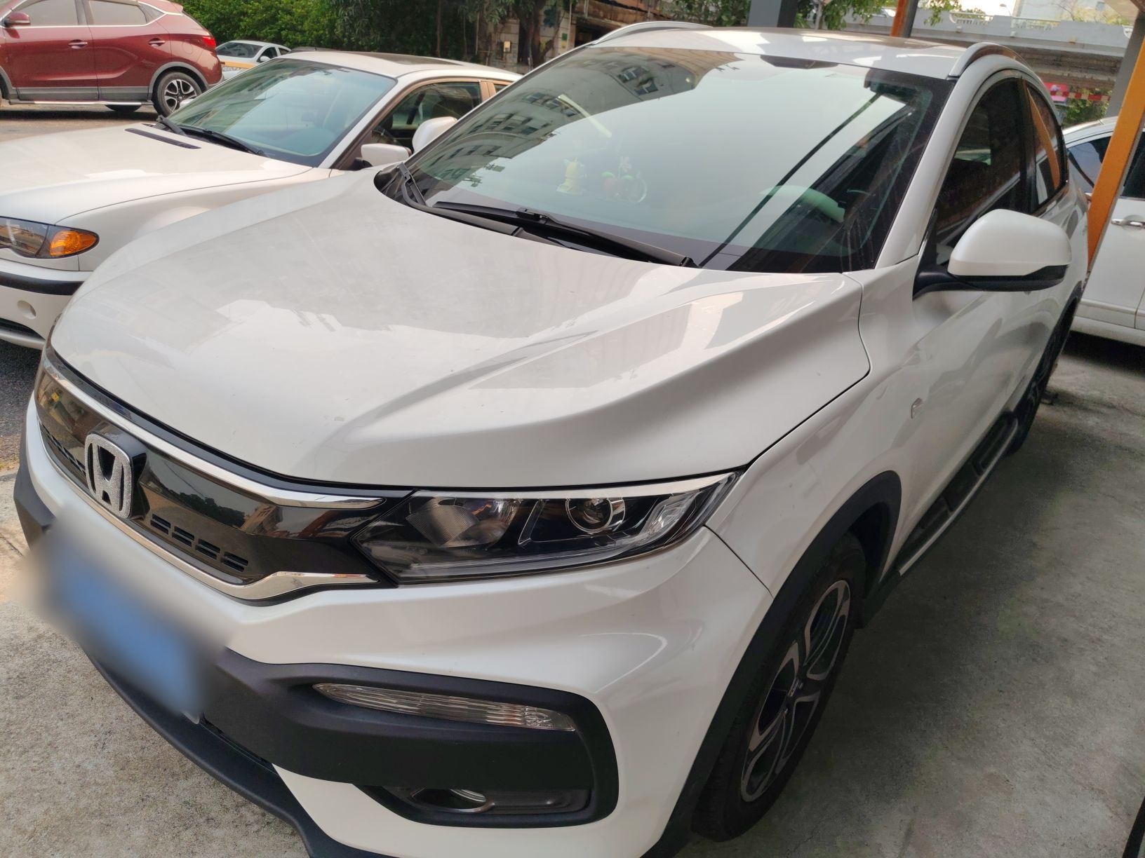 تحت مقدمة السيارة