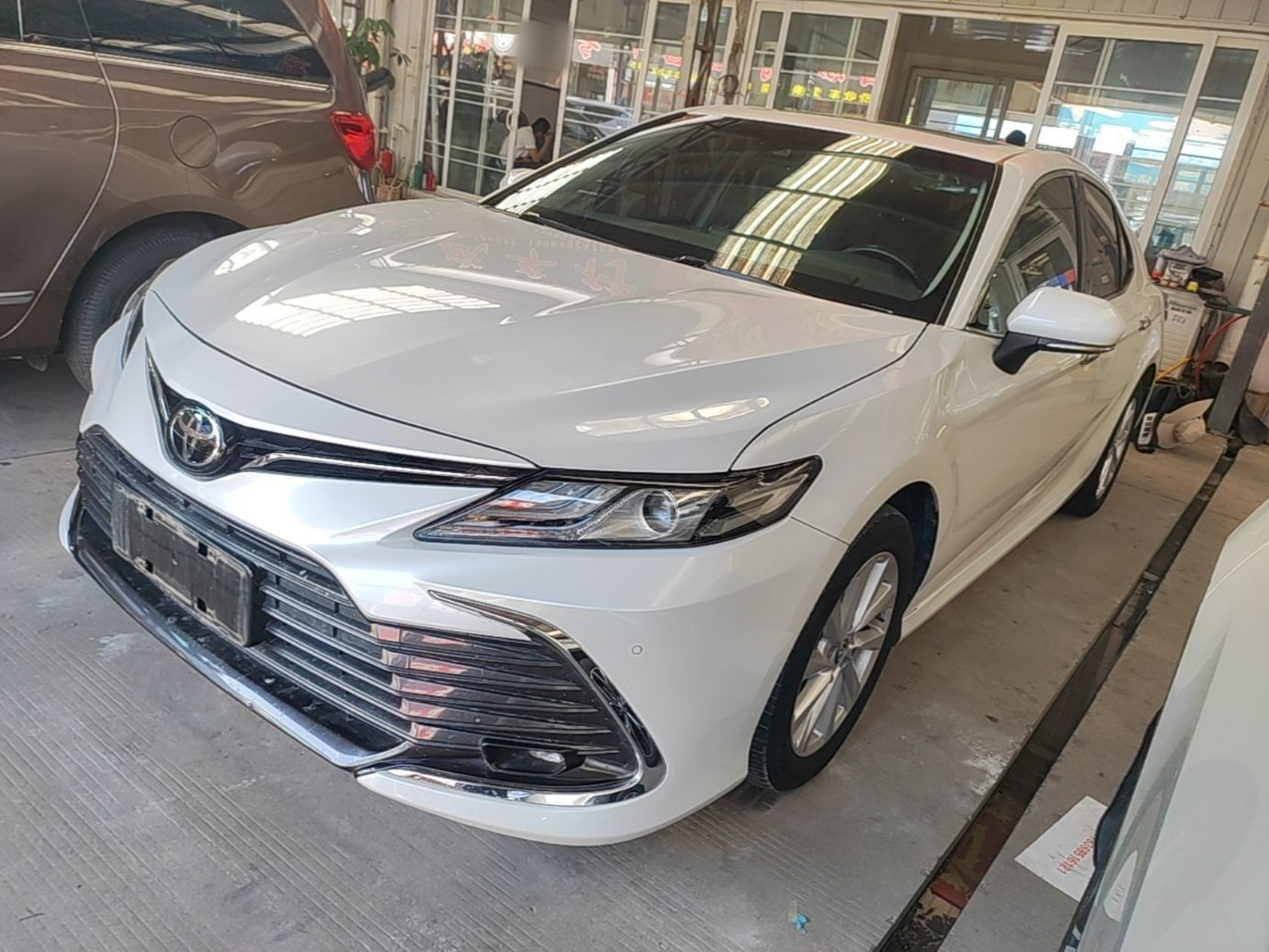 Под передней частью автомобиля