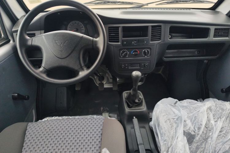 Used Wuling Zhiguang 2023 1.5L Practical Version 5/7 Seats Center Console