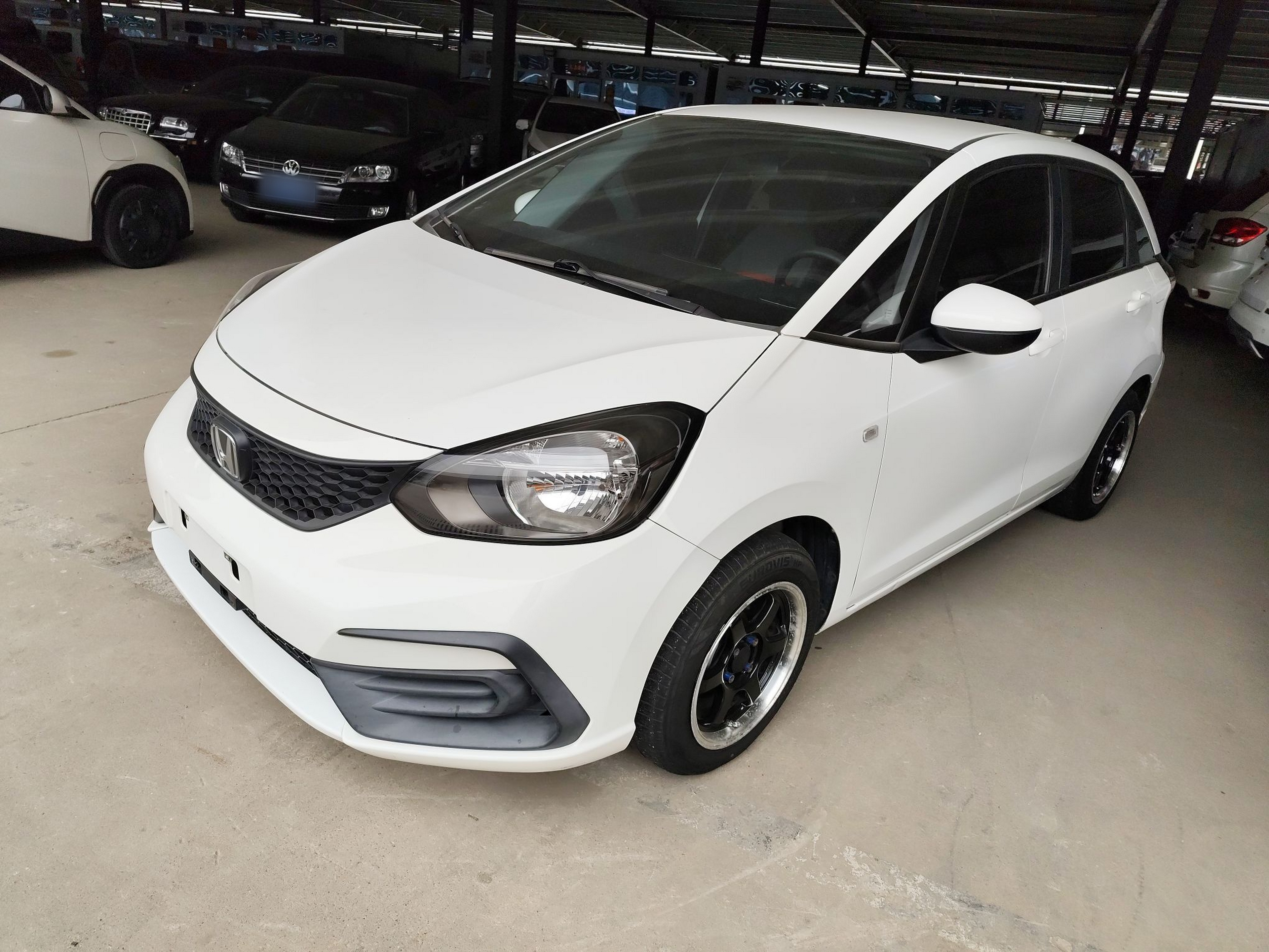 تحت مقدمة السيارة