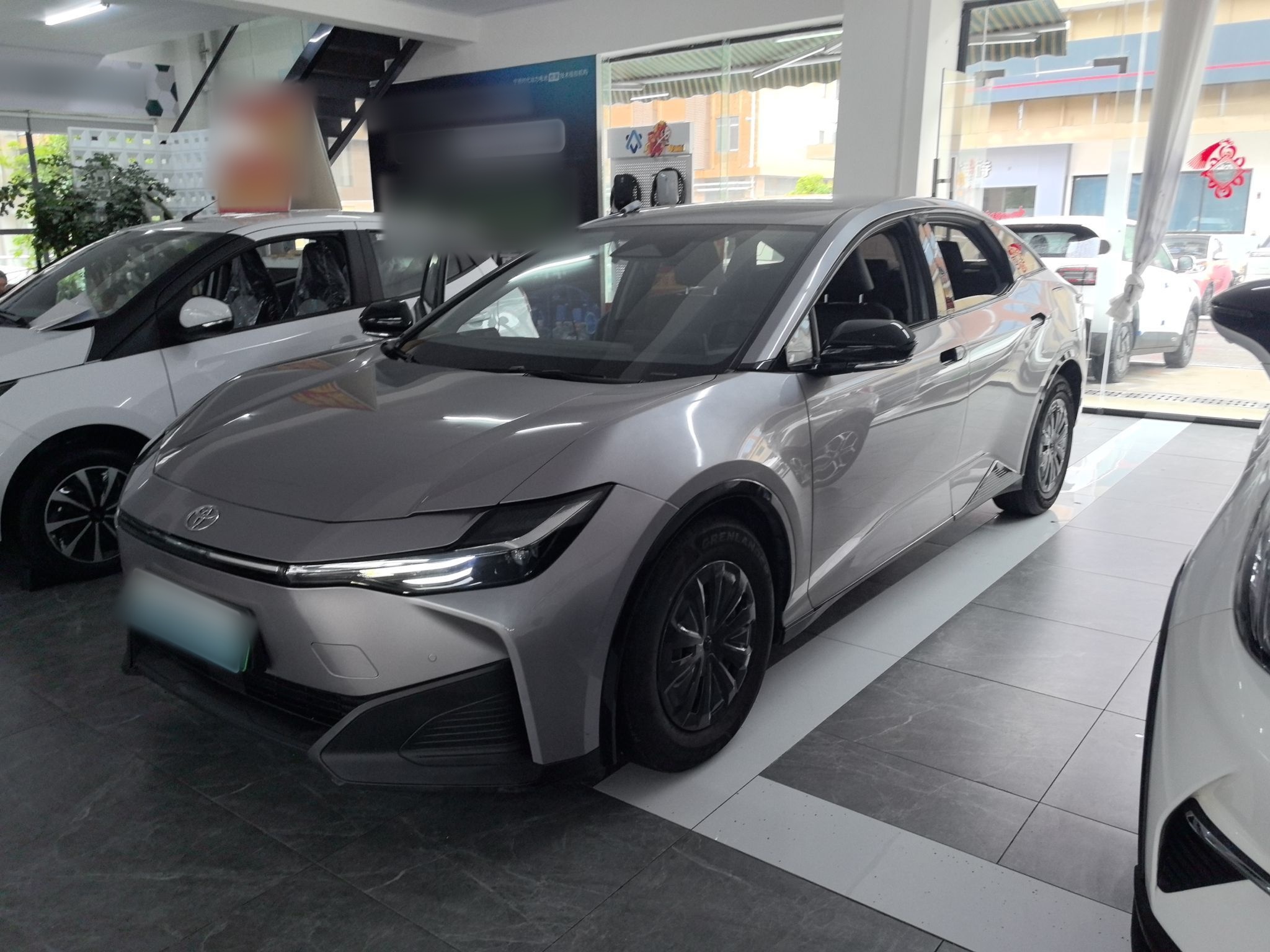 Под передней частью автомобиля