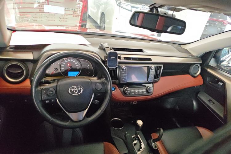 Used Toyota RAV4 2015 2.5L Automatic 4x4 Elite Edition Interior 2