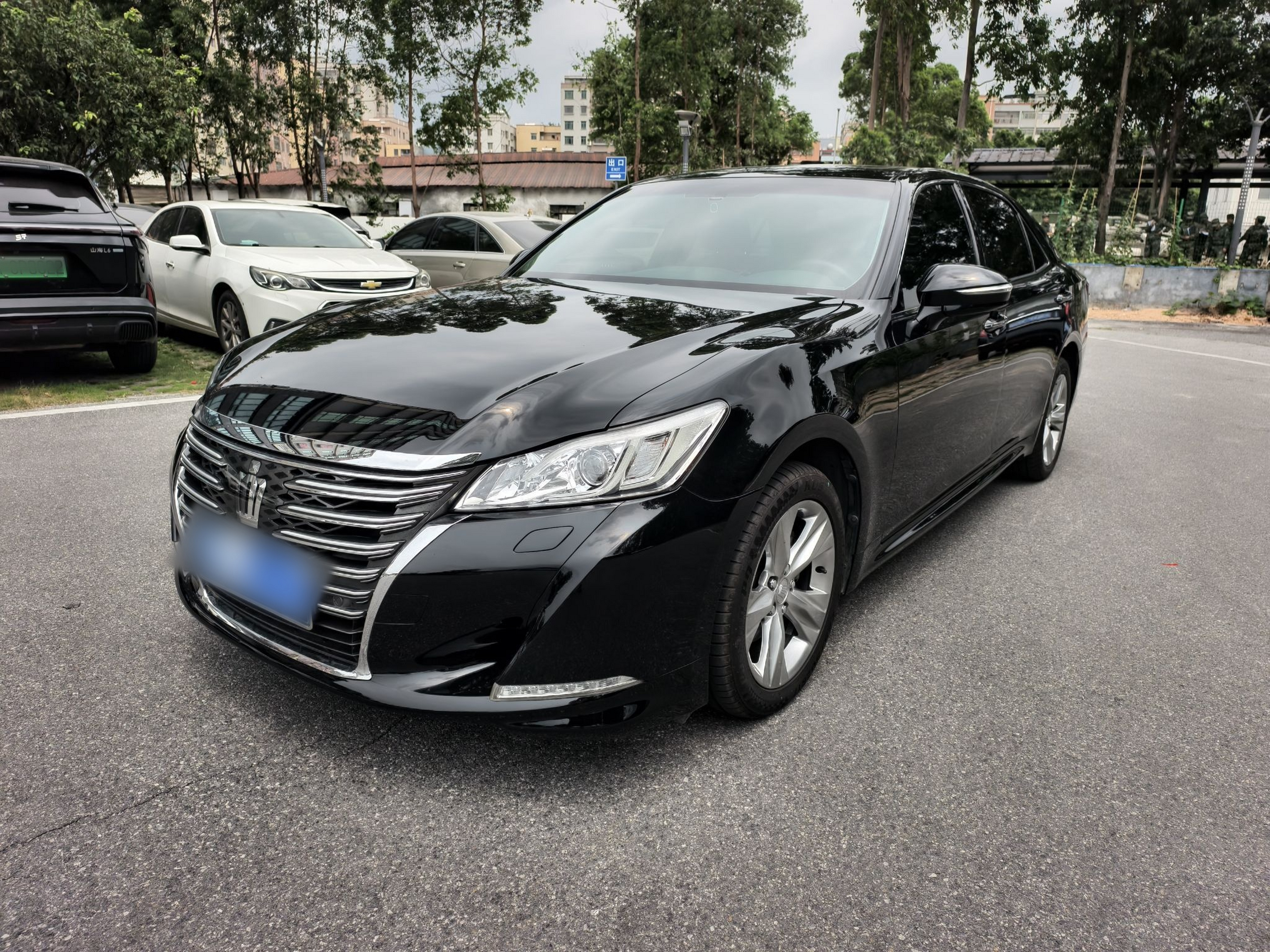 Под передней частью автомобиля