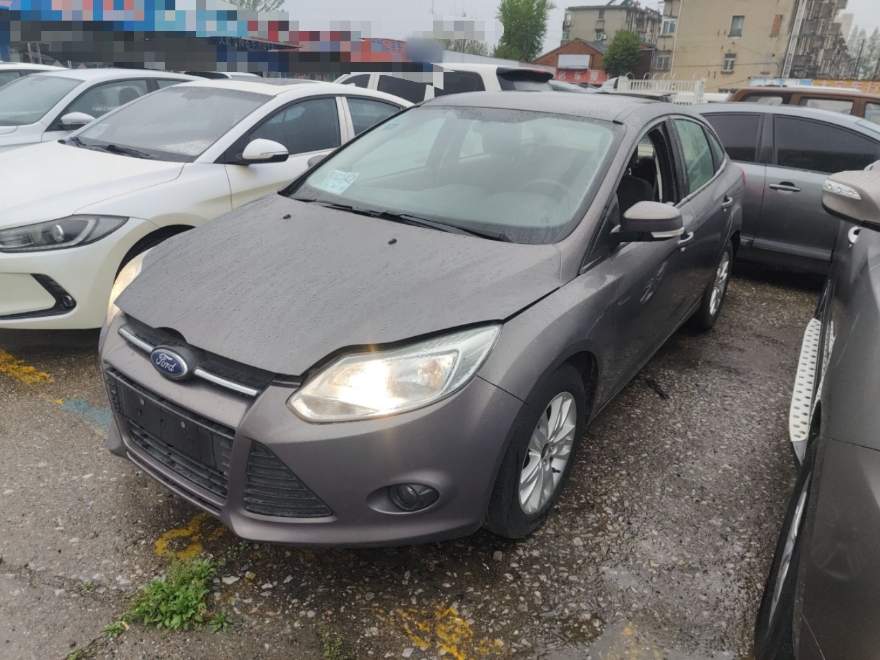 Под передней частью автомобиля