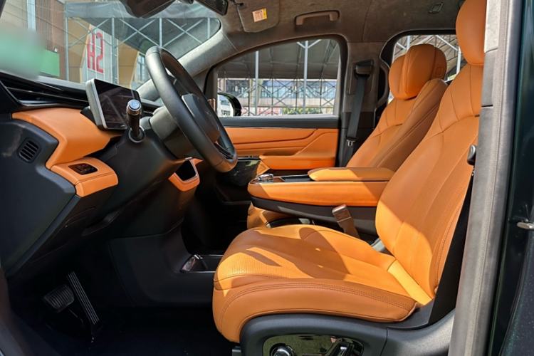 Used Geely Galaxy LEVC L380 2024 140-Degree 6-Seater All-Wheel-Drive Ultra Left Front Seat