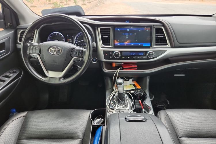 Used Toyota Highlander 2018 2.0T Two-Wheel-Drive Luxury Edition 7 Seats Emission Standard China V
