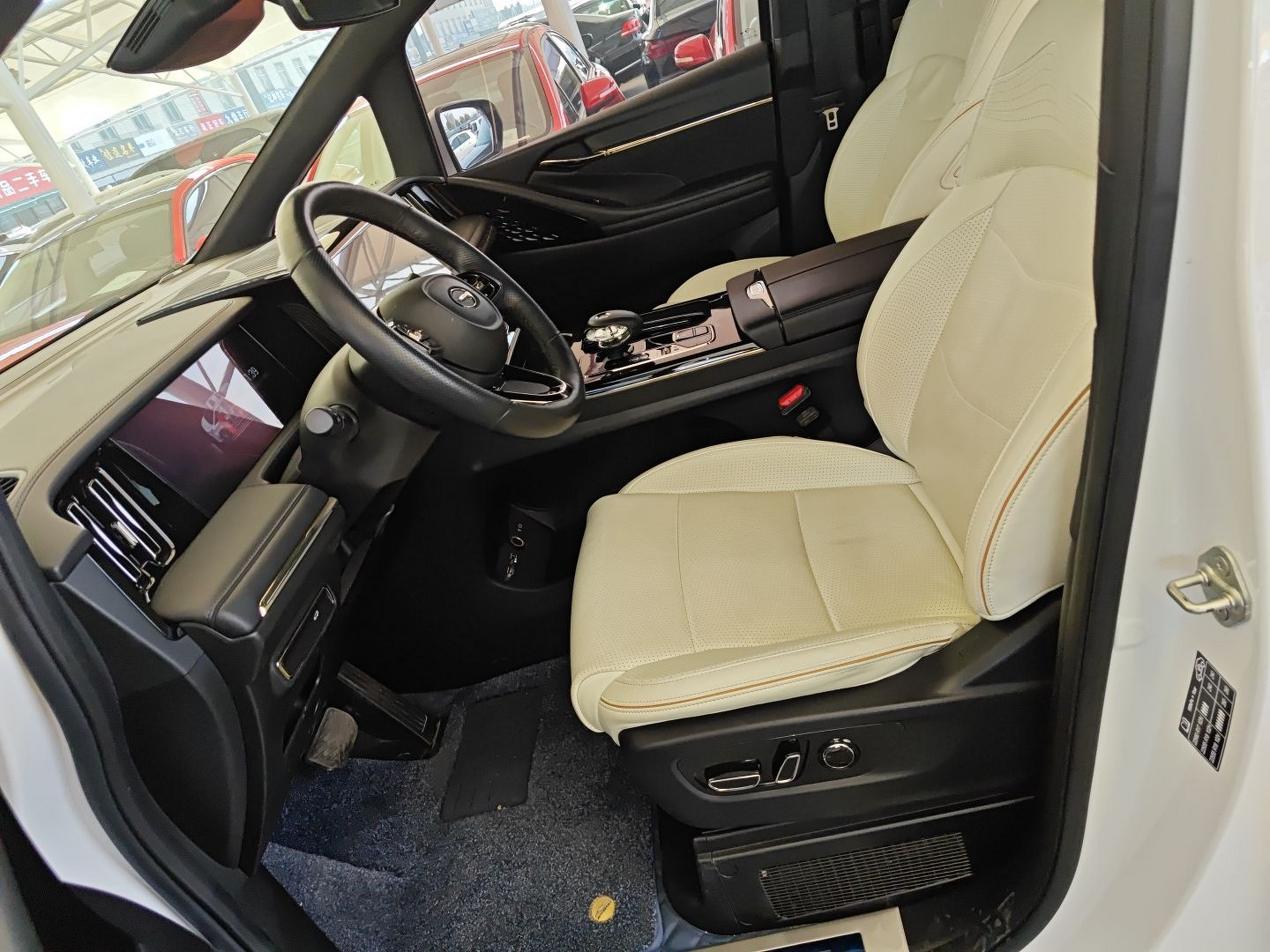 Переднее сиденье в автомобиле