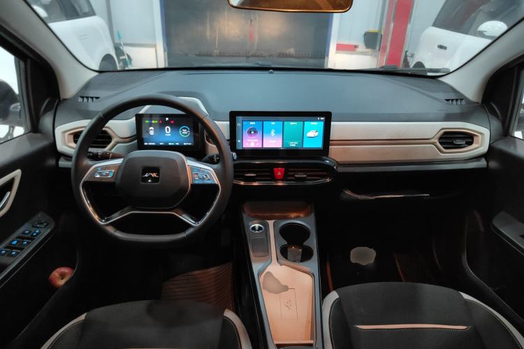 Used JAC Yiwei E10X 2024 Charming Edition 301km Lite Center Console