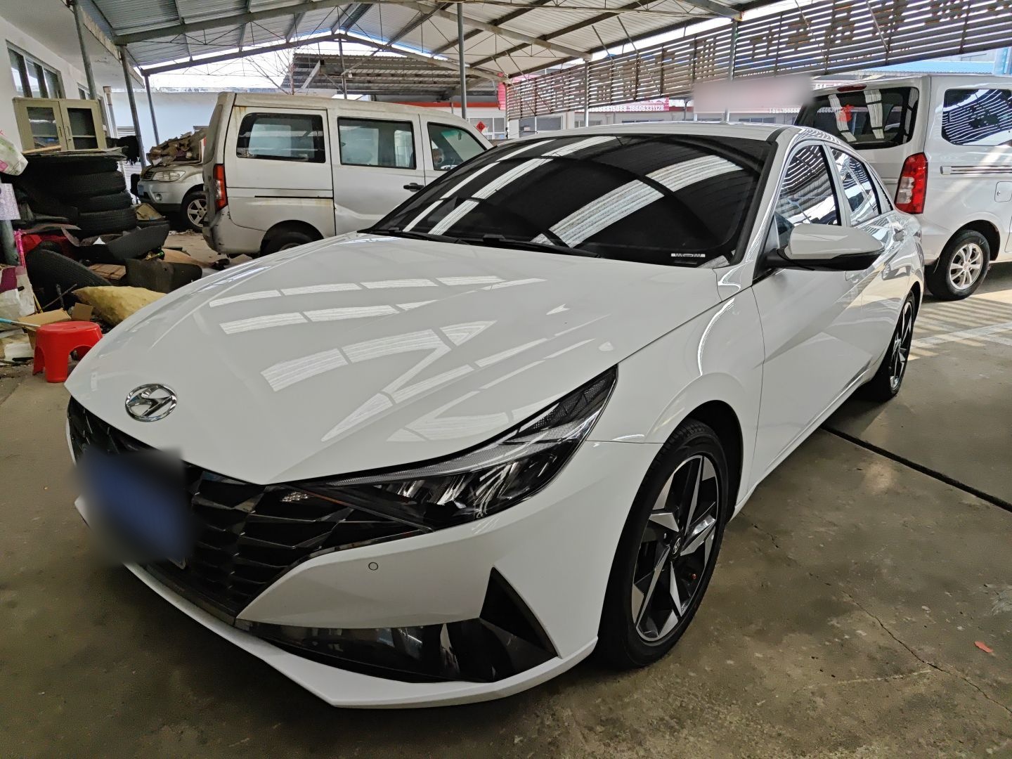 تحت مقدمة السيارة