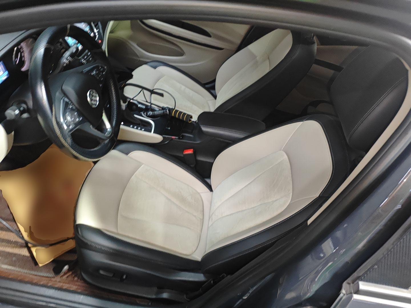 Переднее сиденье в автомобиле