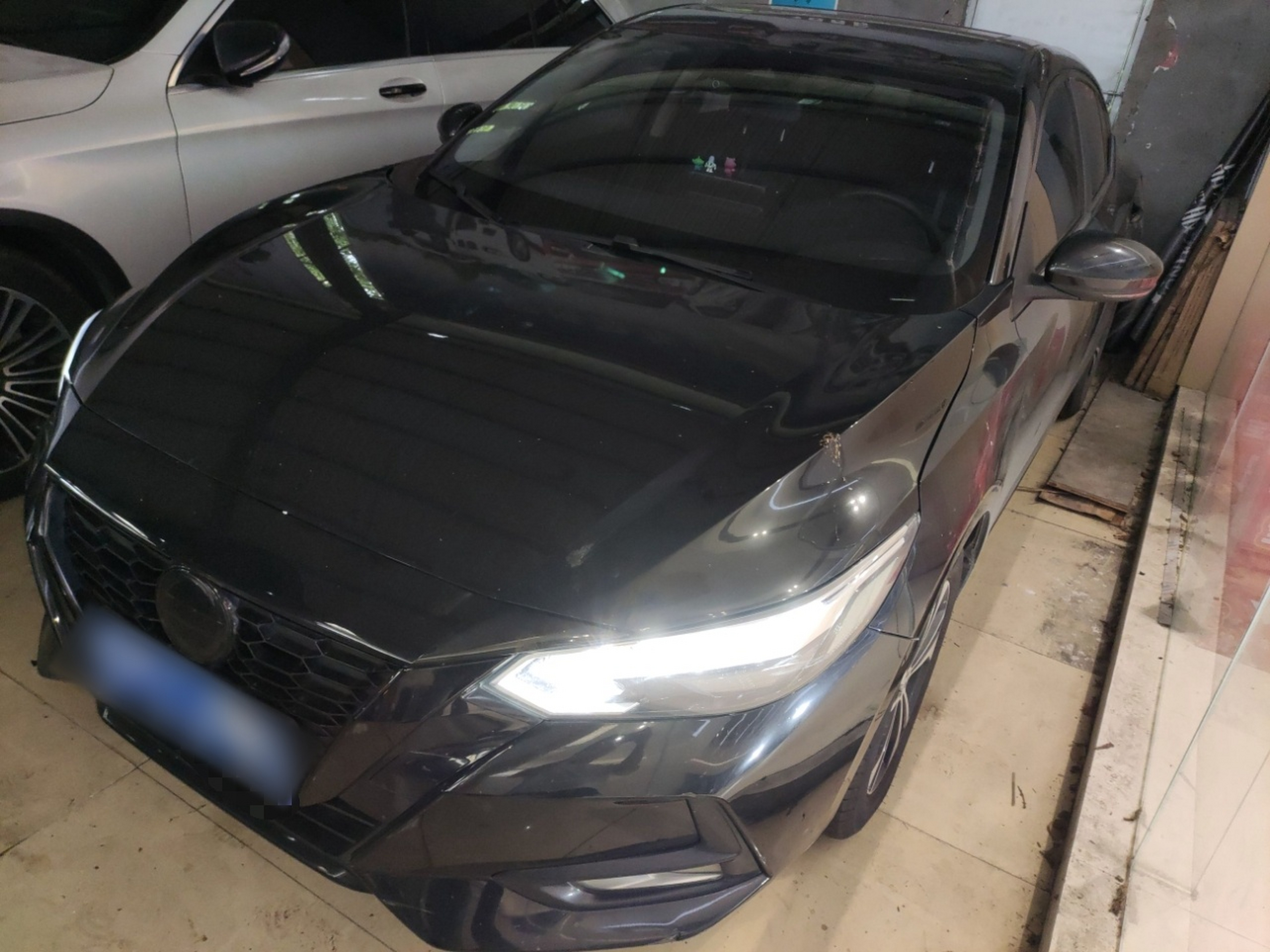 Под передней частью автомобиля