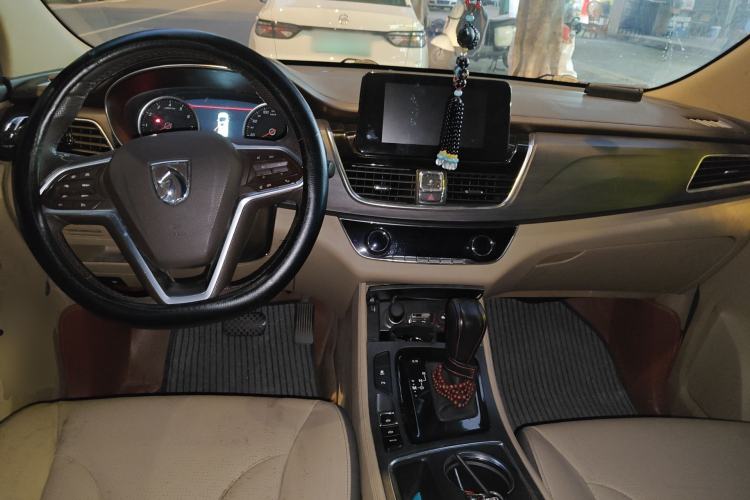 Used Baojun 730 2017 1.8L iAMT Prestige Version 7 Seats Center Console