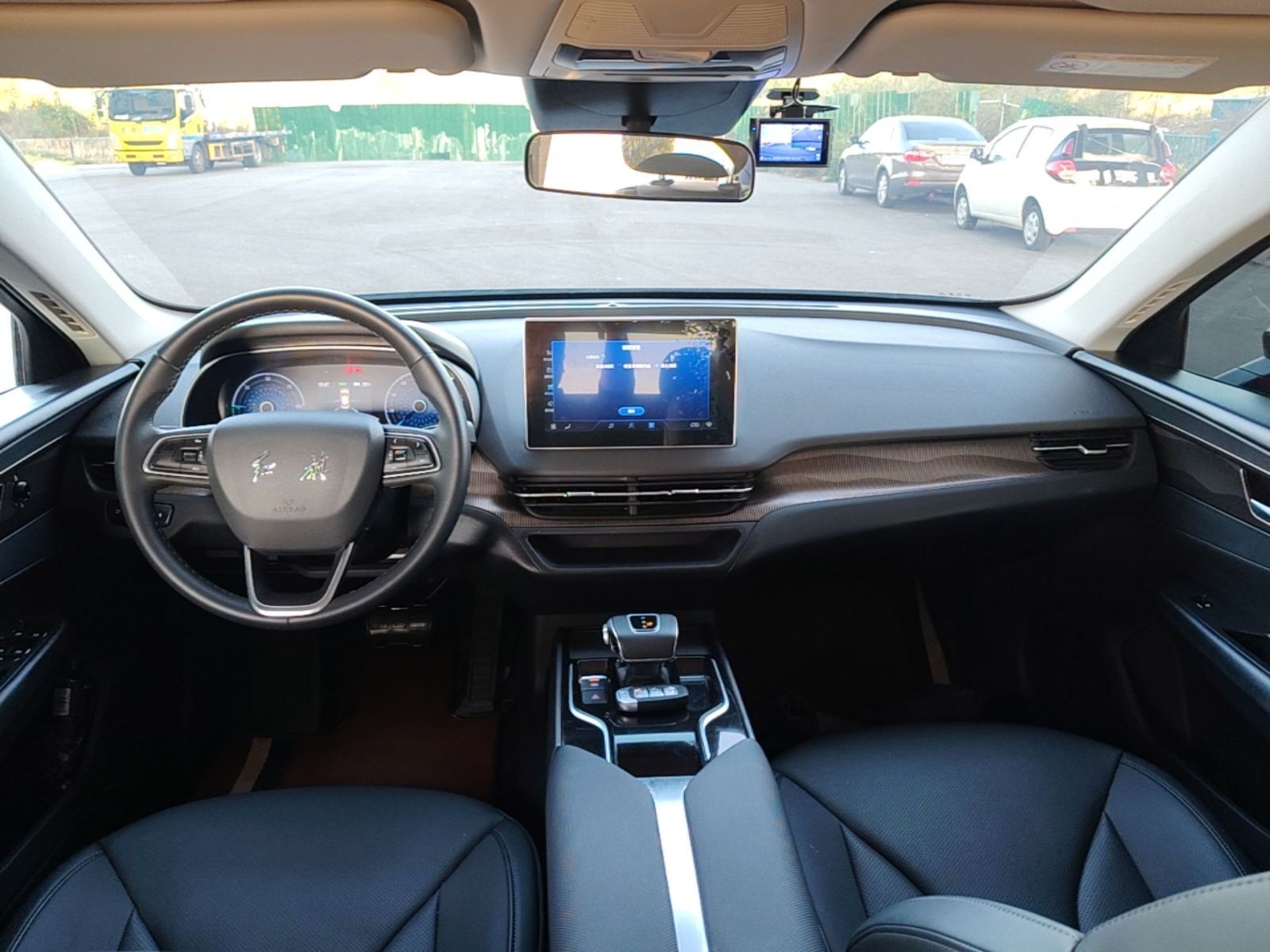 Hongqi E-QM5 2023 Base Travel Edition — снимка 12