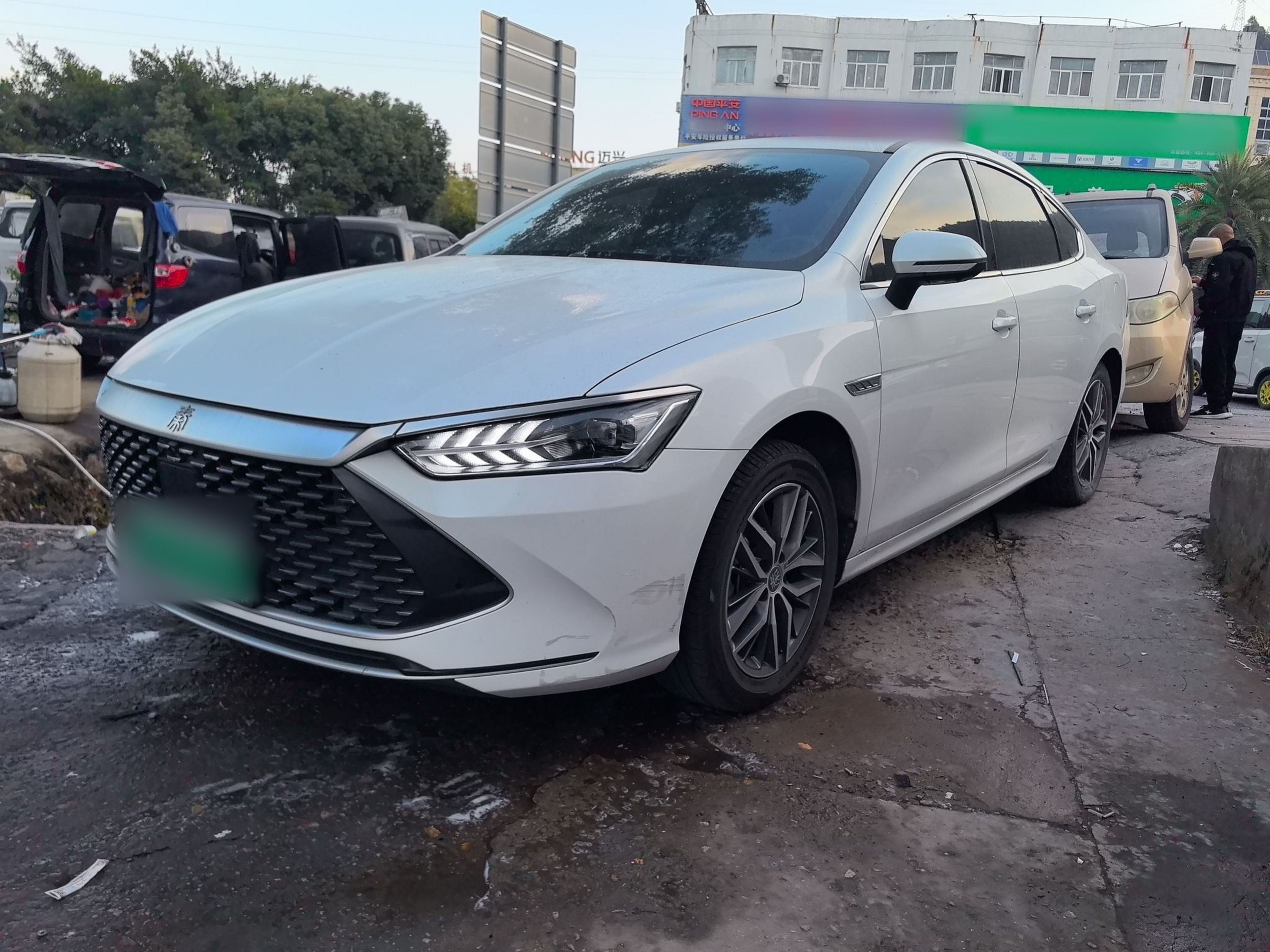 تحت مقدمة السيارة