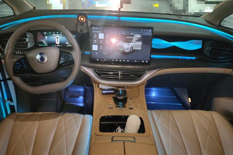 Used Denza D9 2022 DM-i 1040 Prestige Model