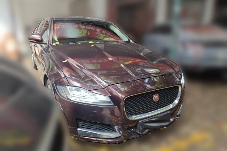 Used Jaguar XFL 2018 XFL 2.0T 250 PS Luxury Edition Front Right 45 Deg