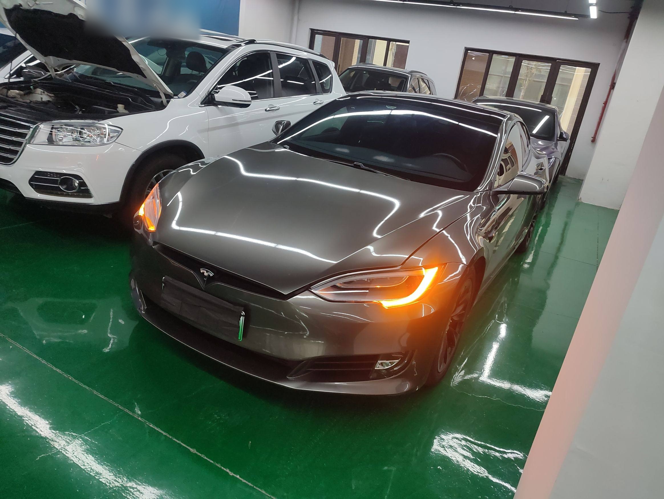 Под передней частью автомобиля