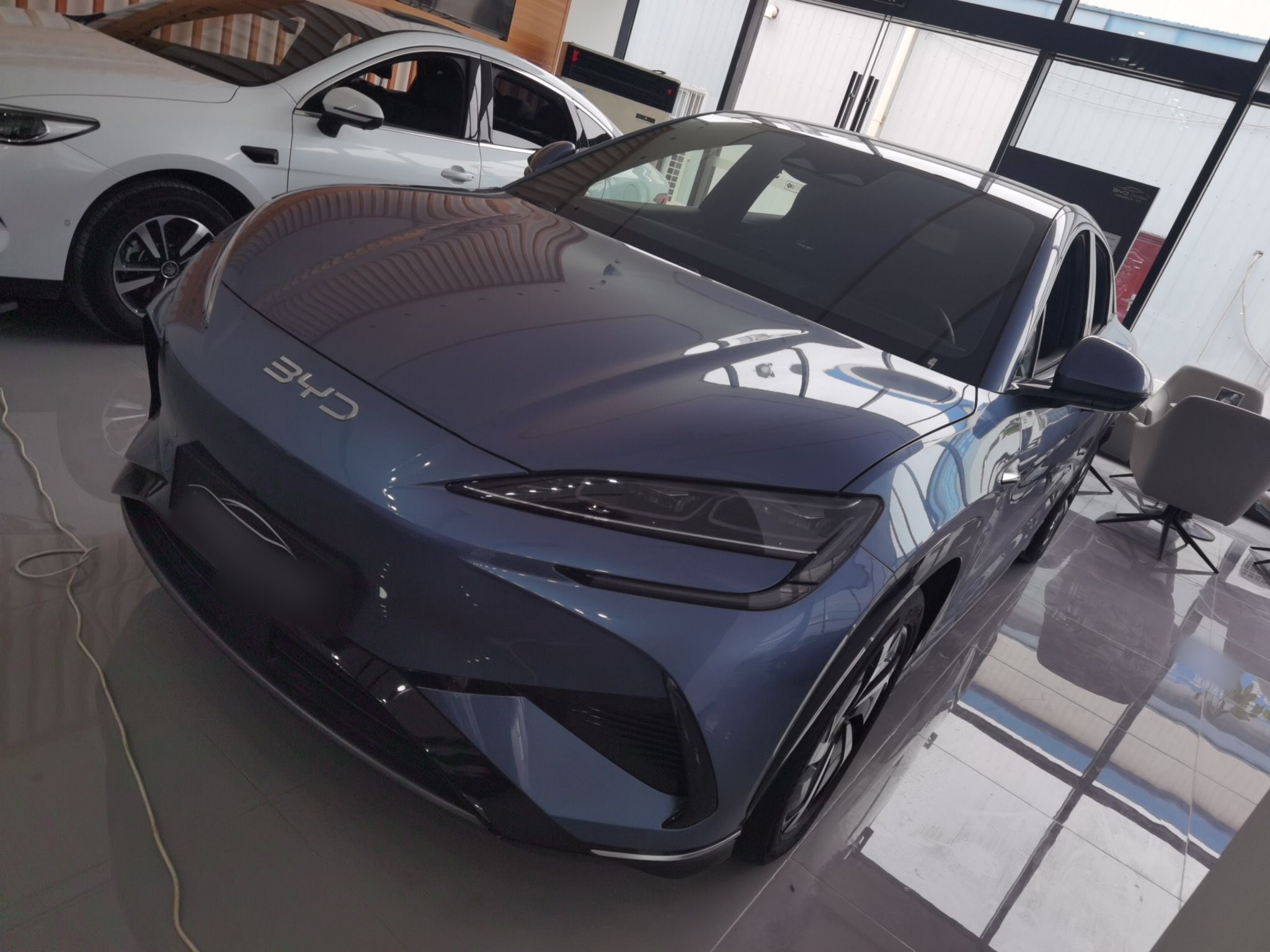 Под передней частью автомобиля