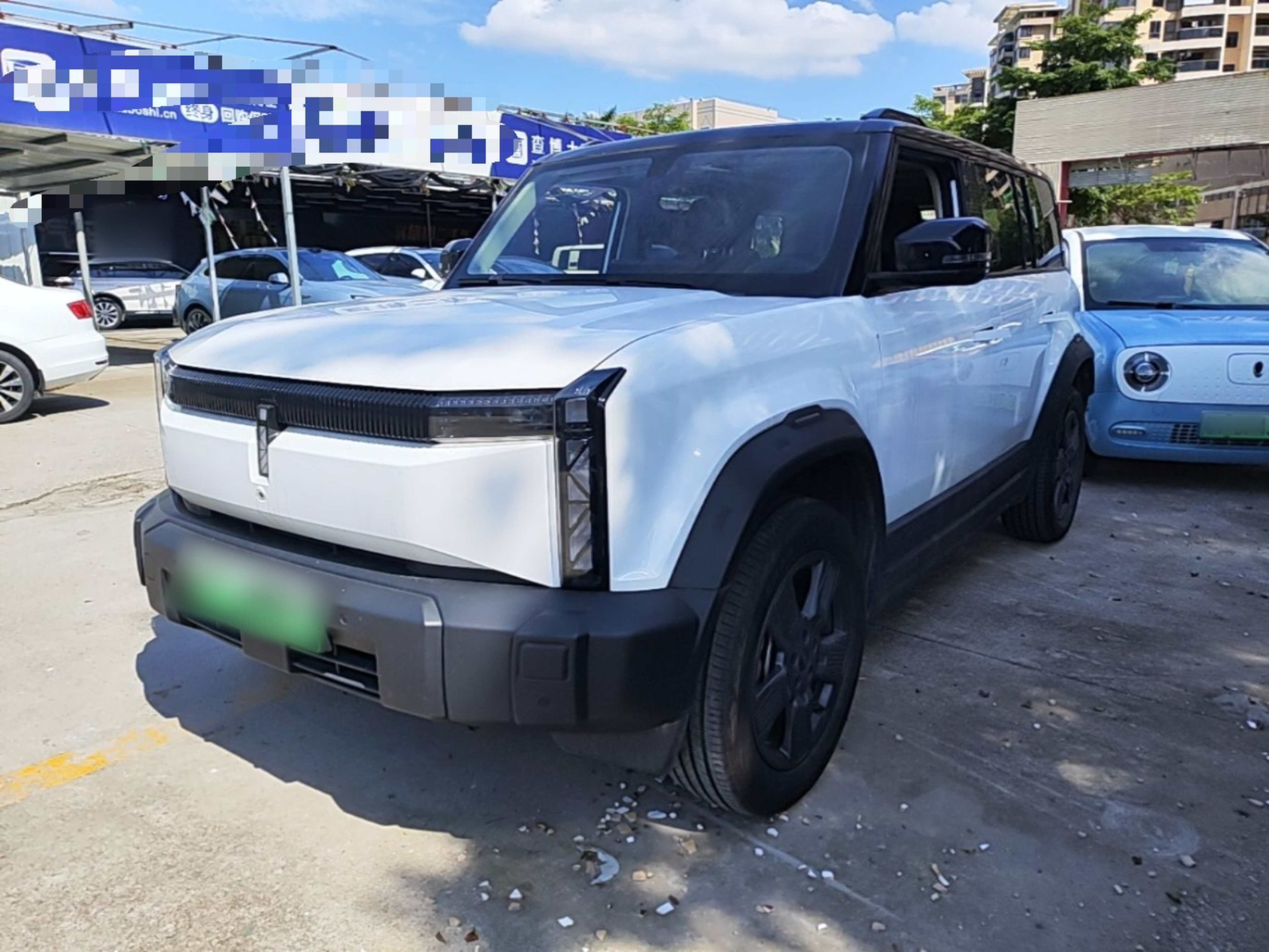 Под передней частью автомобиля