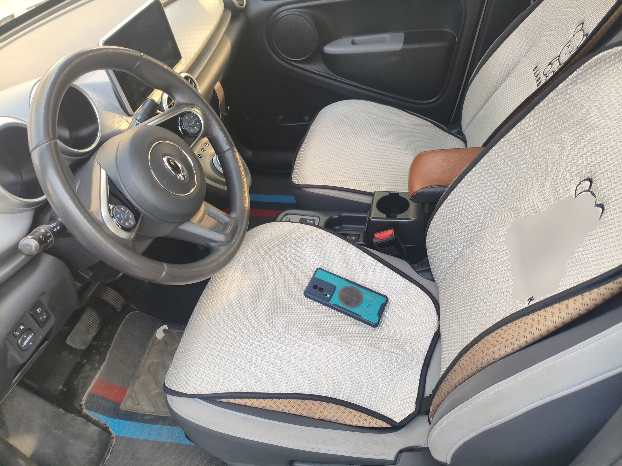 المقاعد الأمامية داخل السيارة