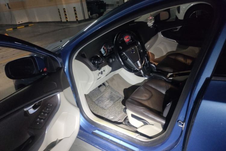 Used Volvo V40 2015 1.6T Zhiyi Edition