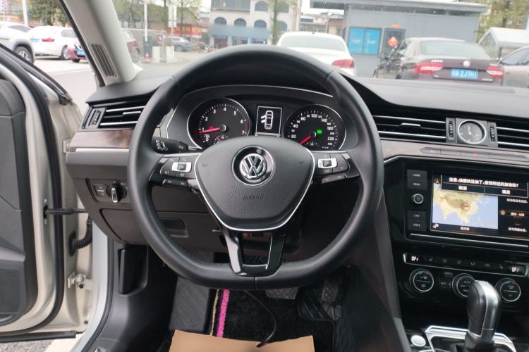 Used Volkswagen Magotan 2019 330TSI DSG Luxury Model China V Standard Steering Wheel