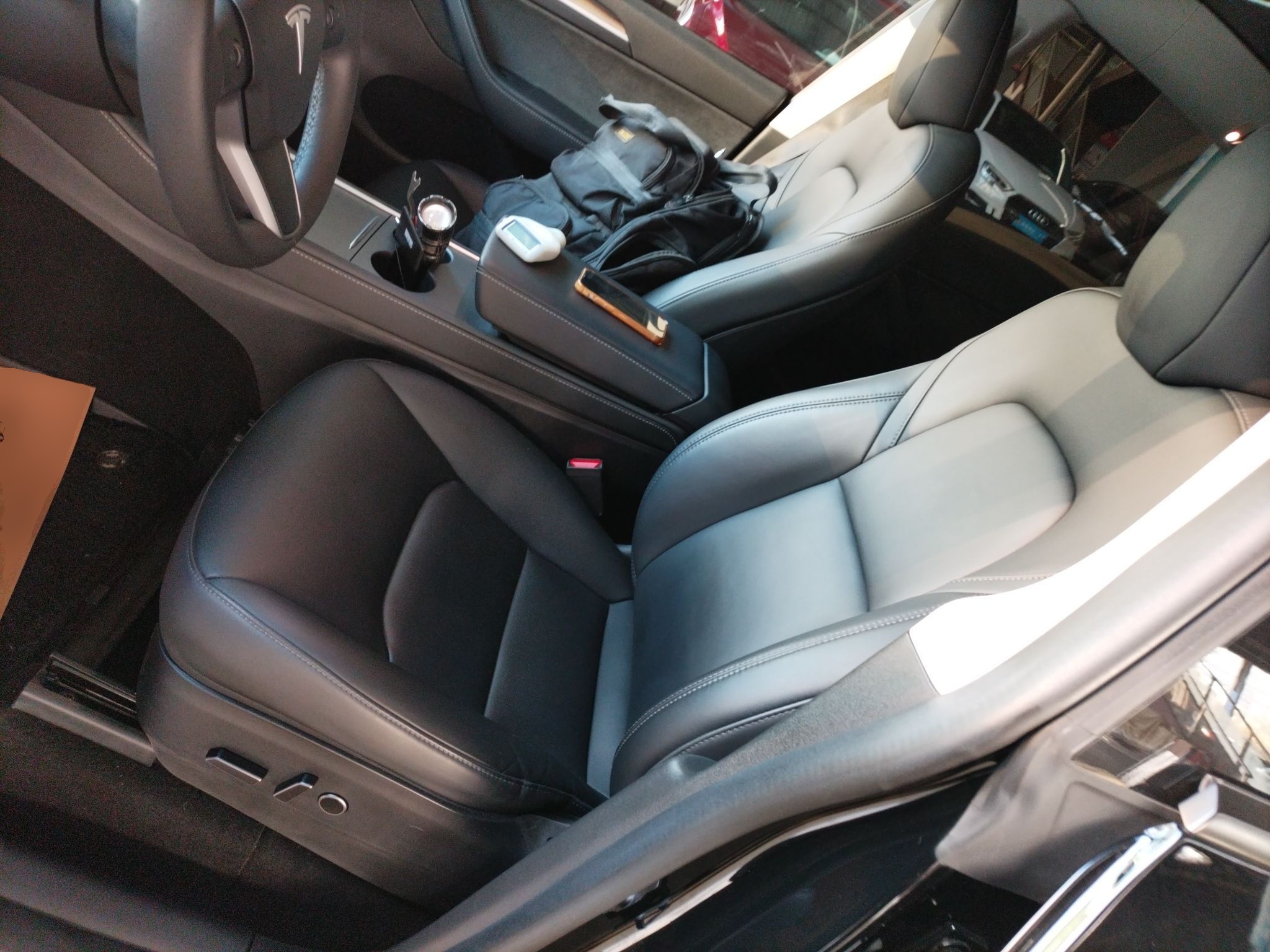 المقاعد الأمامية داخل السيارة