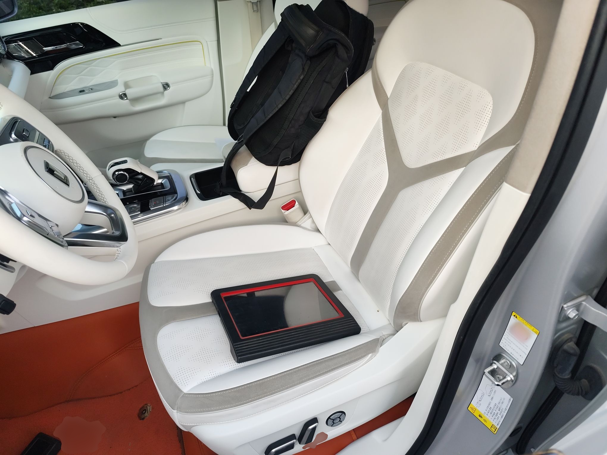 المقاعد الأمامية داخل السيارة