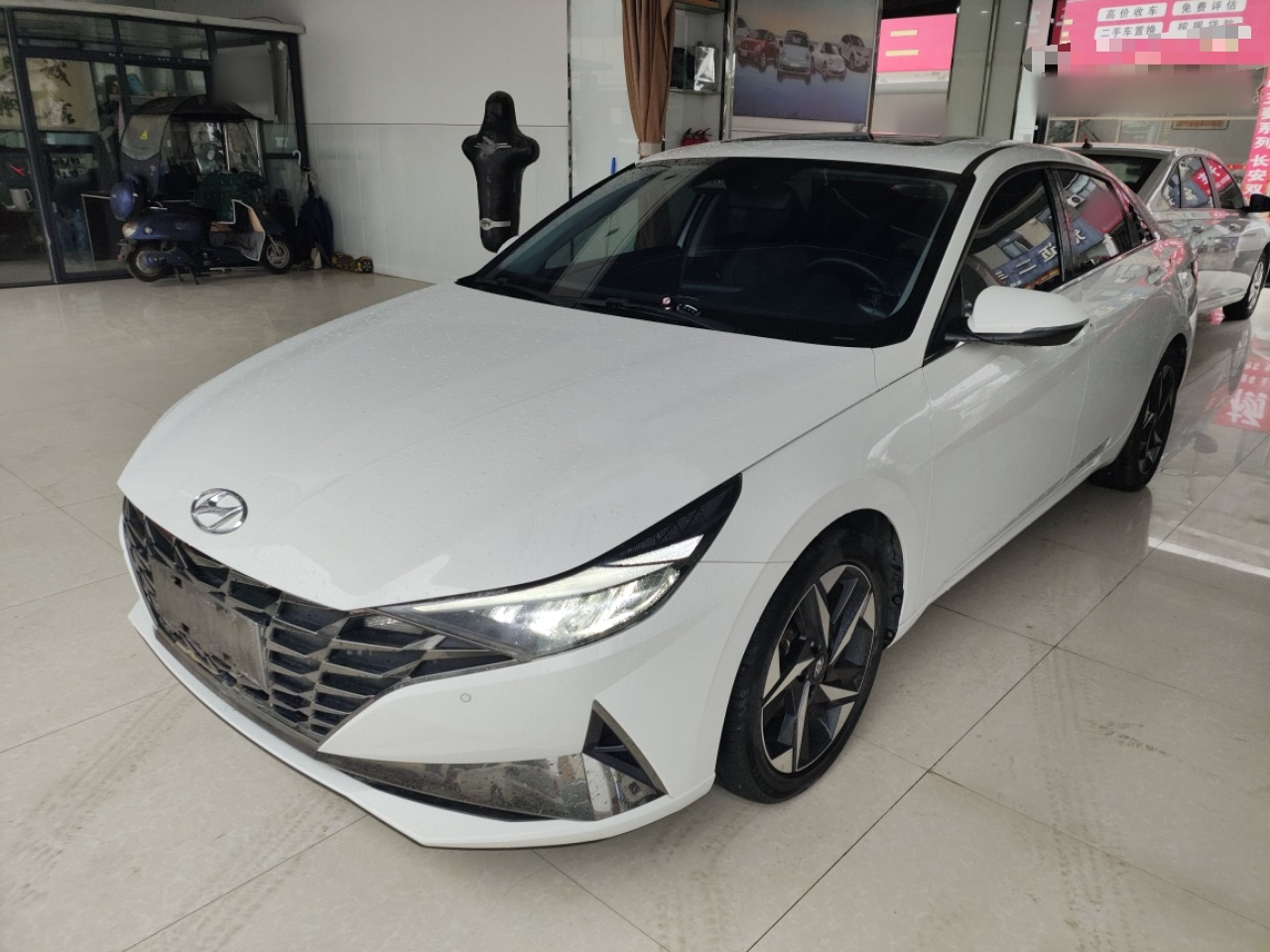 Под передней частью автомобиля