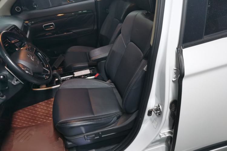 Used Mitsubishi Outlander 2019 2.4L 4x4 Zhi Xiang Edition 5 Seats China V Emission Standard
