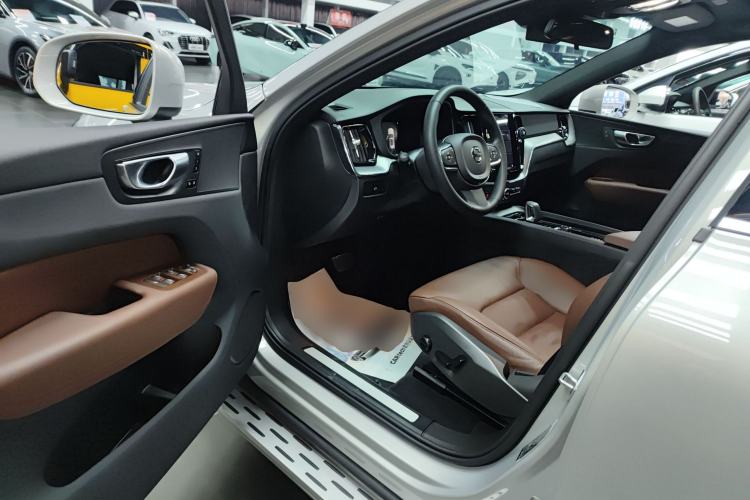 Used Volvo XC60 2023 B5 4x4 Smart Luxury Edition