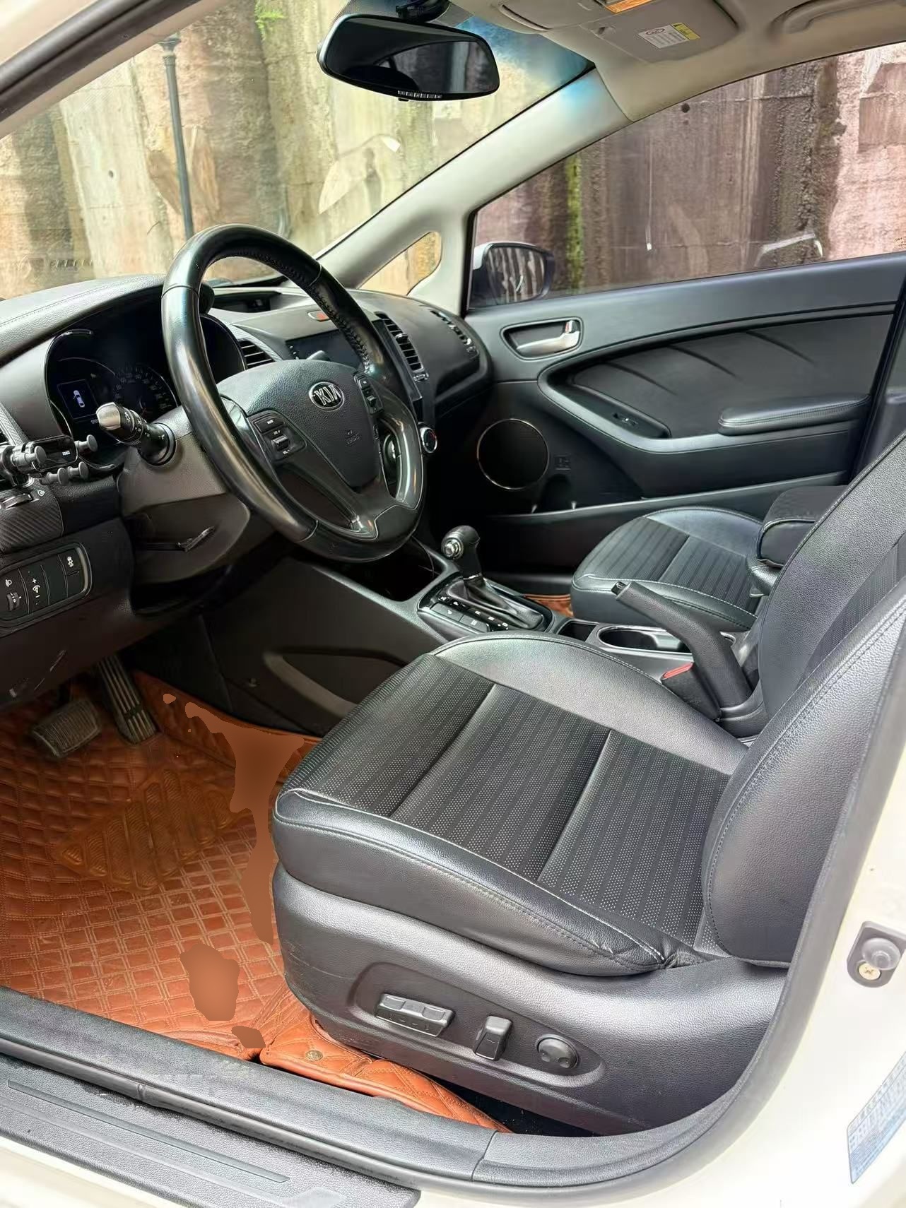 Переднее сиденье в автомобиле