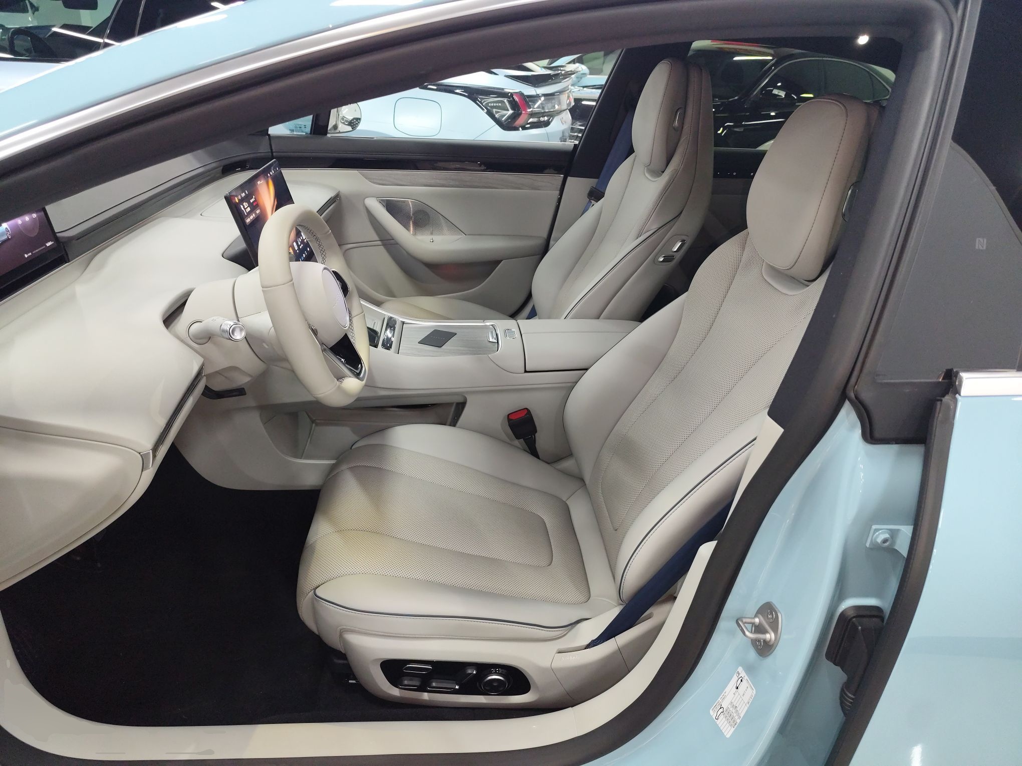 المقاعد الأمامية داخل السيارة