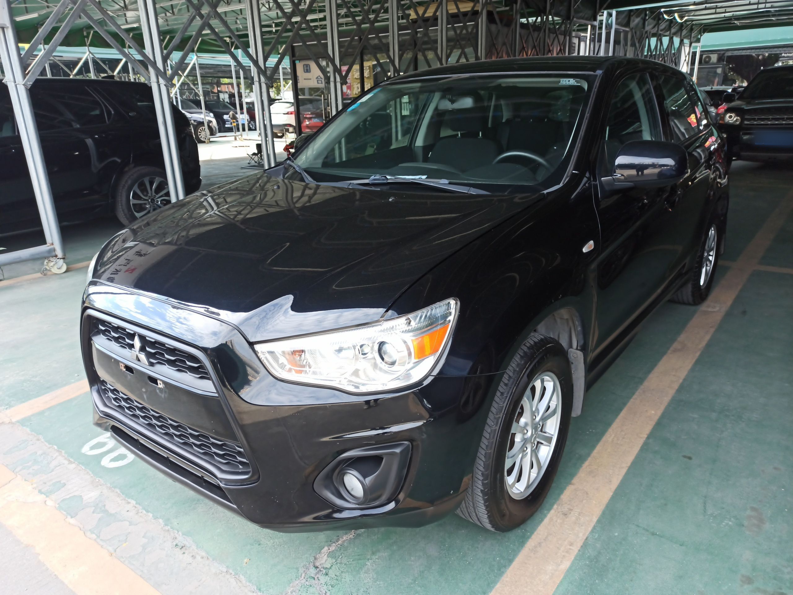 Под передней частью автомобиля