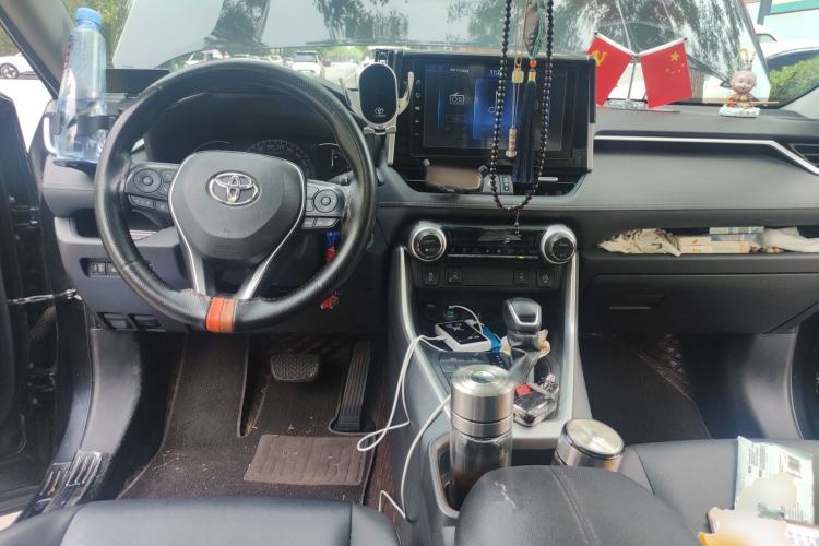 Used Toyota RAV4 2020 2.0L CVT Two-Wheel Drive Fashion PLUS Edition Center Console