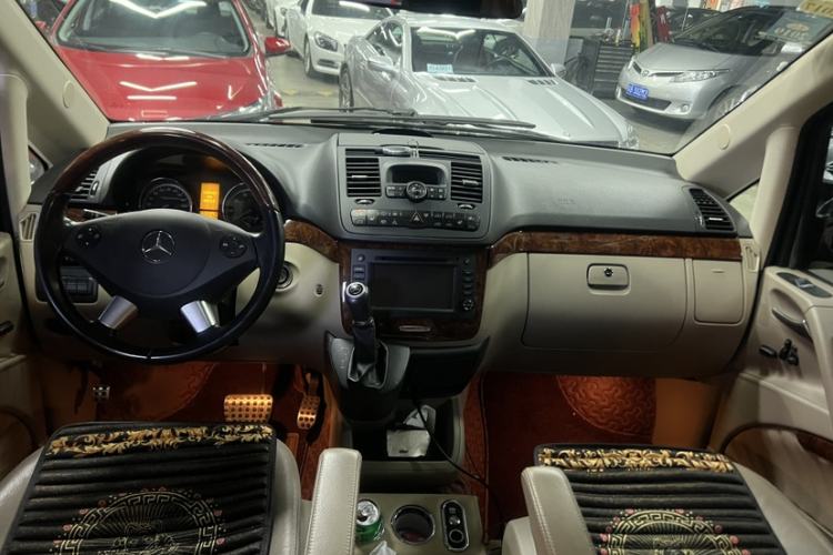 Used Mercedes-Benz Viano 2014 3.5L Premier Edition Interior 1