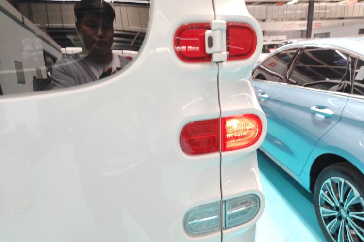 Used SAIC MAXUS Dana V1 2024 V1 Short Wheelbase Low-Roof Multi-Function Version (51 kWh)
