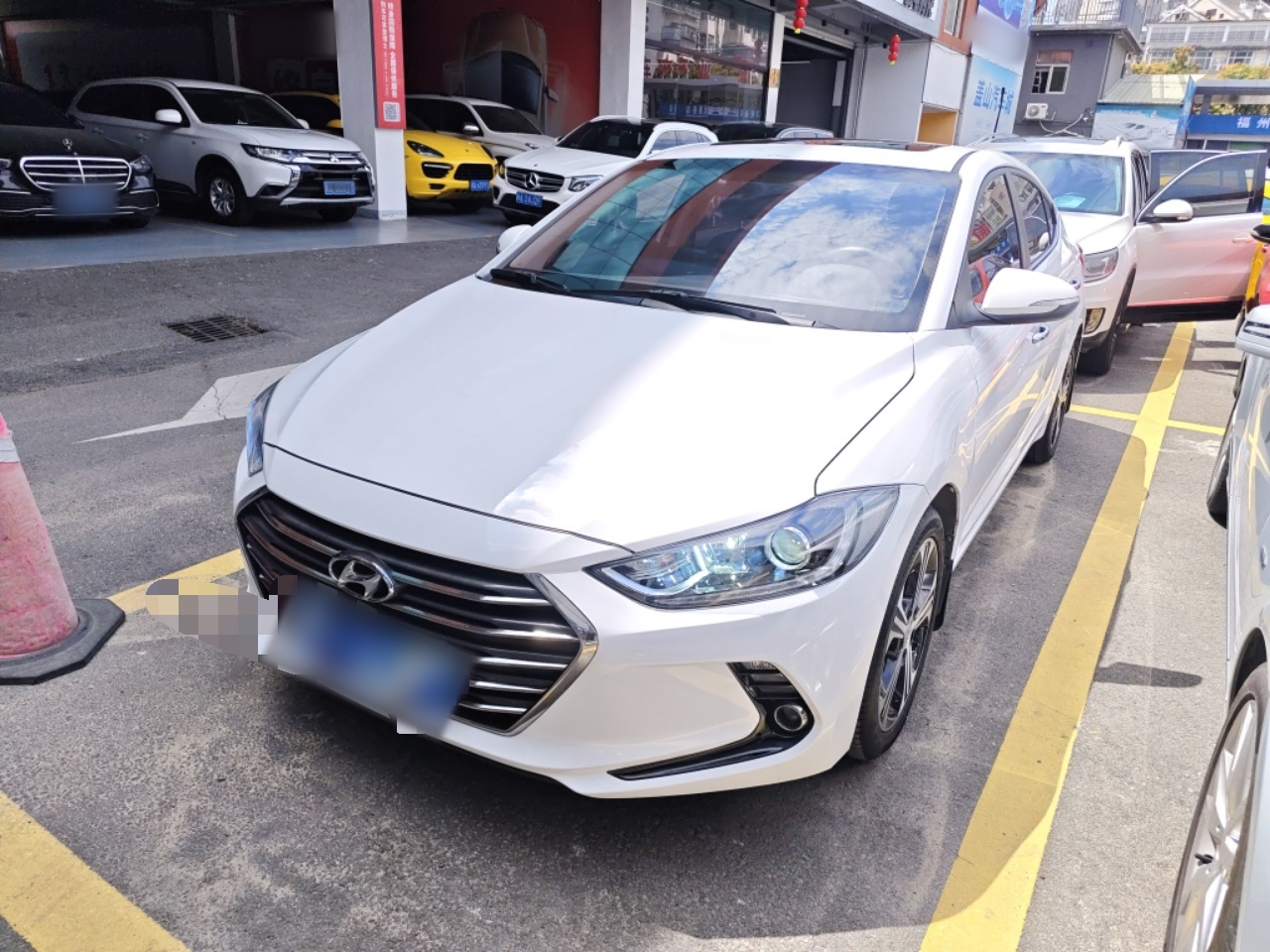 Под передней частью автомобиля