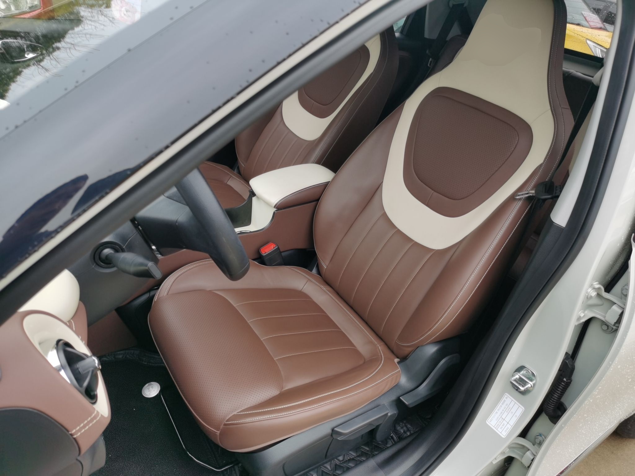 المقاعد الأمامية داخل السيارة