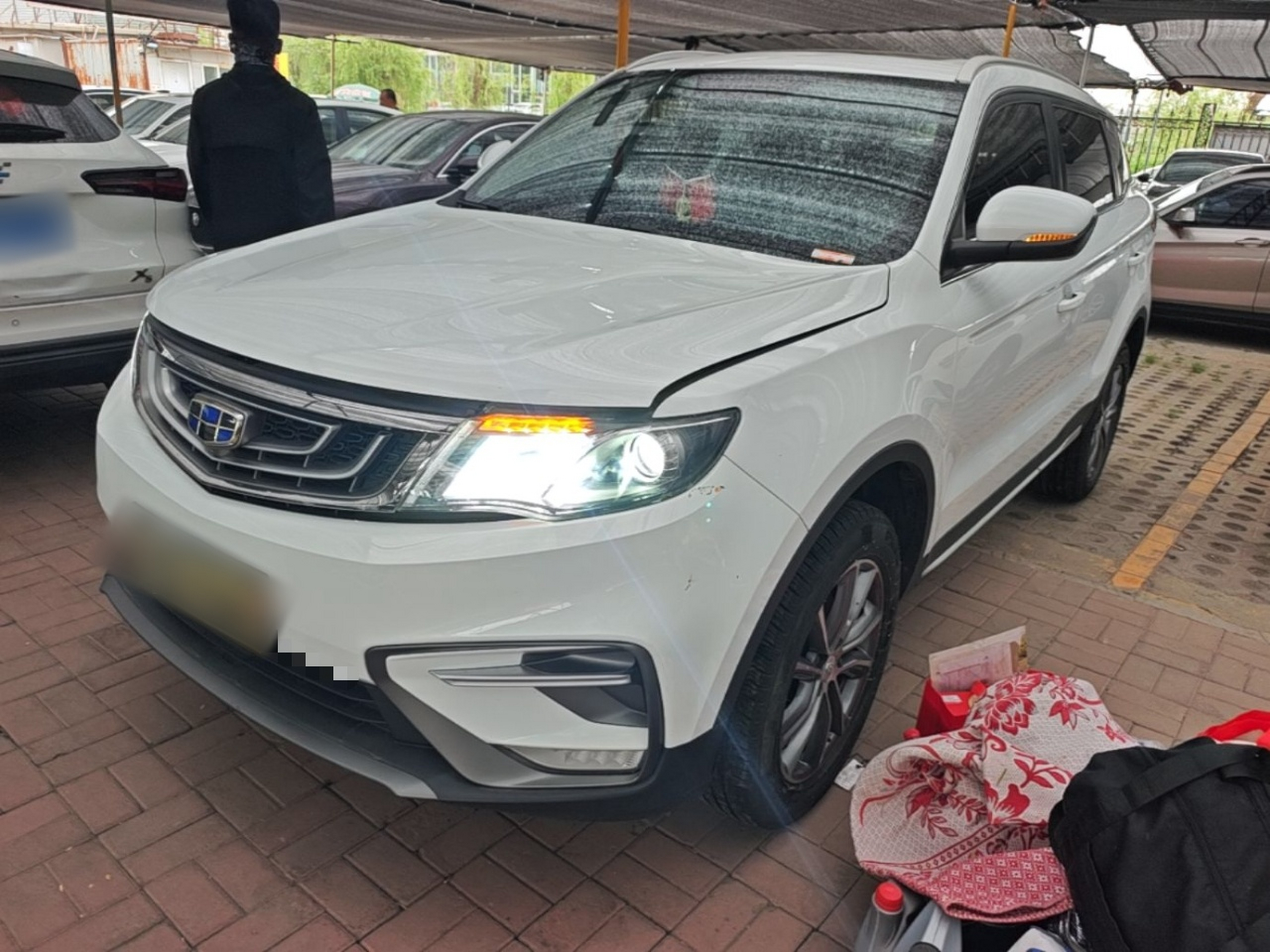Под передней частью автомобиля