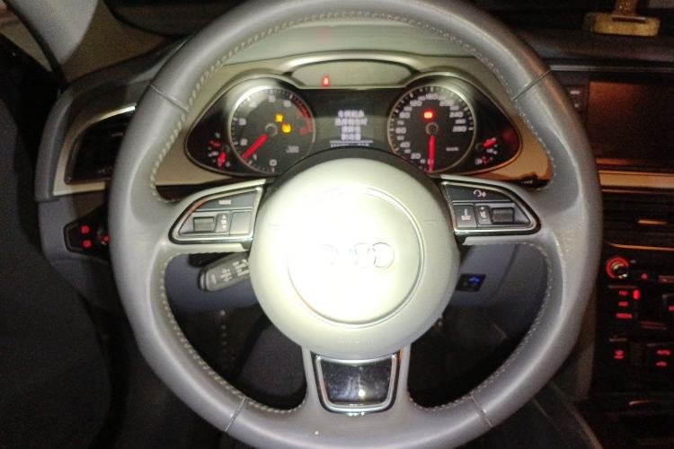 Used Audi A4L 2013 35 TFSI Automatic Standard Model Steering Wheel